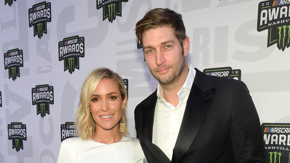 Kristin Cavallari sonriendo junto a Jay Cutler en los Premios NASCAR