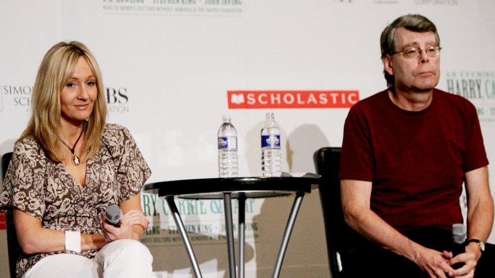 JK Rowling y Stephen King sentados en un panel