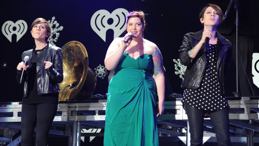 Sara Quin, Mary Lambert, Tegan Quin en el escenario realizando