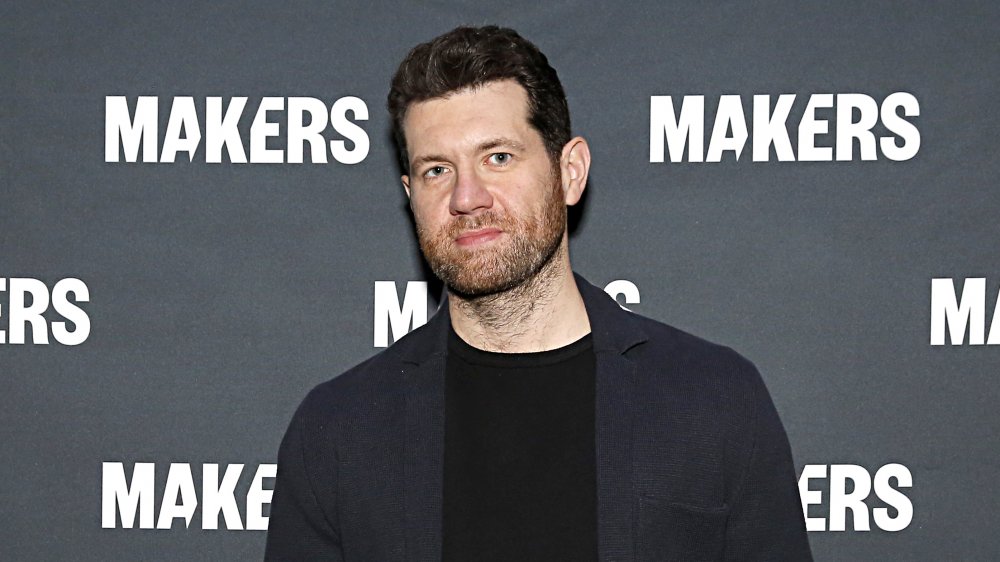 Billy Eichner en un traje negro en la alfombra roja