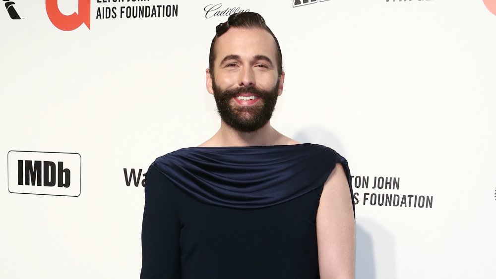 Jonathan Van Ness en un vestido largo posando en la alfombra roja 