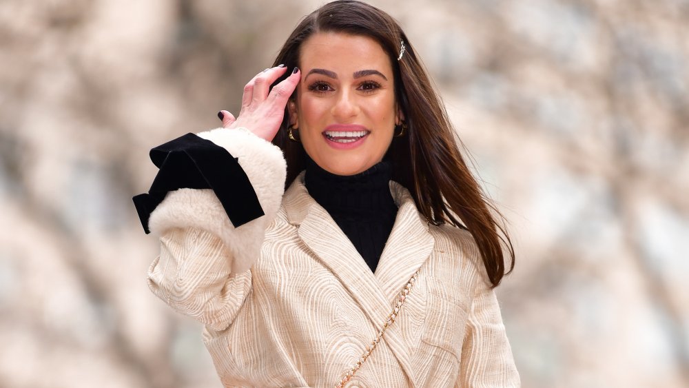 Lea Michele se quita el cabello de la cara