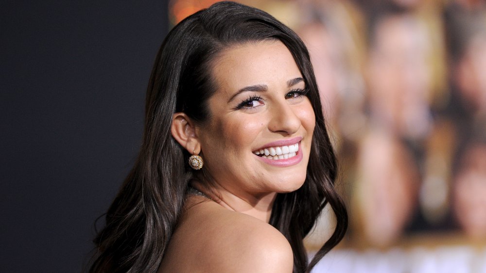 Lea Michele sonriendo en el estreno de Nochevieja