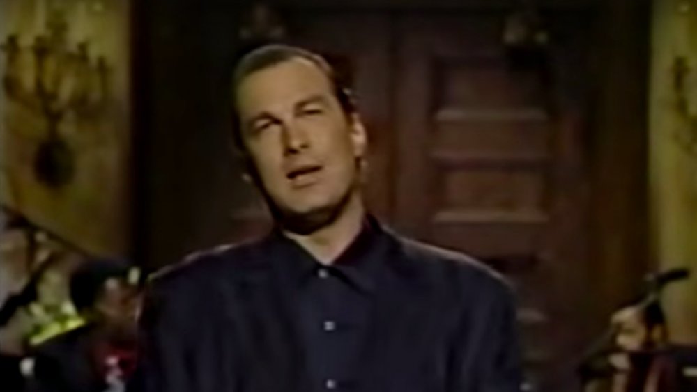 Steven Seagal aloja SNL