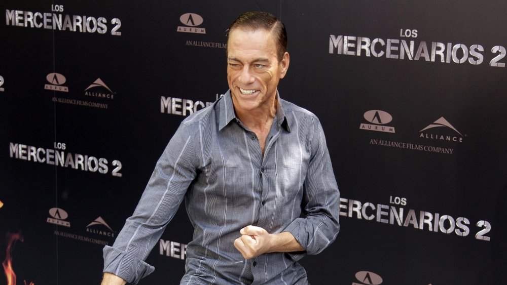 Jean Claude Van Damme llamativo artes marciales posan en un estreno