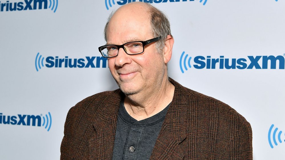 Stephen Tobolowsky sonriendo en el evento con chaqueta de tweed