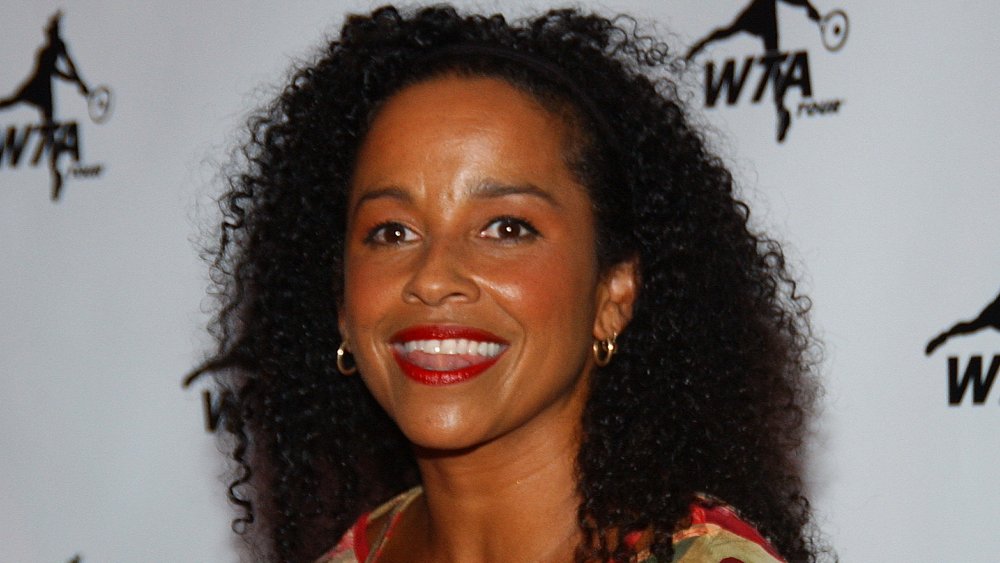 Rae Dawn Chong sonriendo en el evento en top multicolor