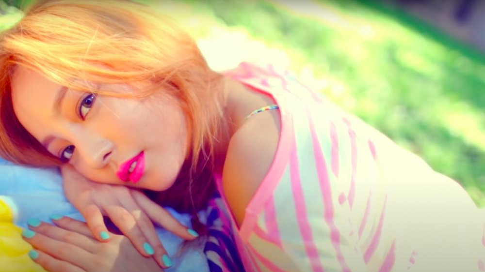 Goo Hara actuando en su video musical "Choco Chip Cookie", vistiendo un top blanco y rosa