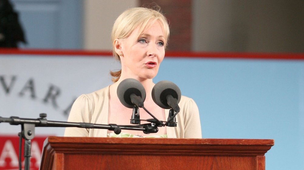 J.K. Rowling pronunciando el discurso de graduación en Harvard