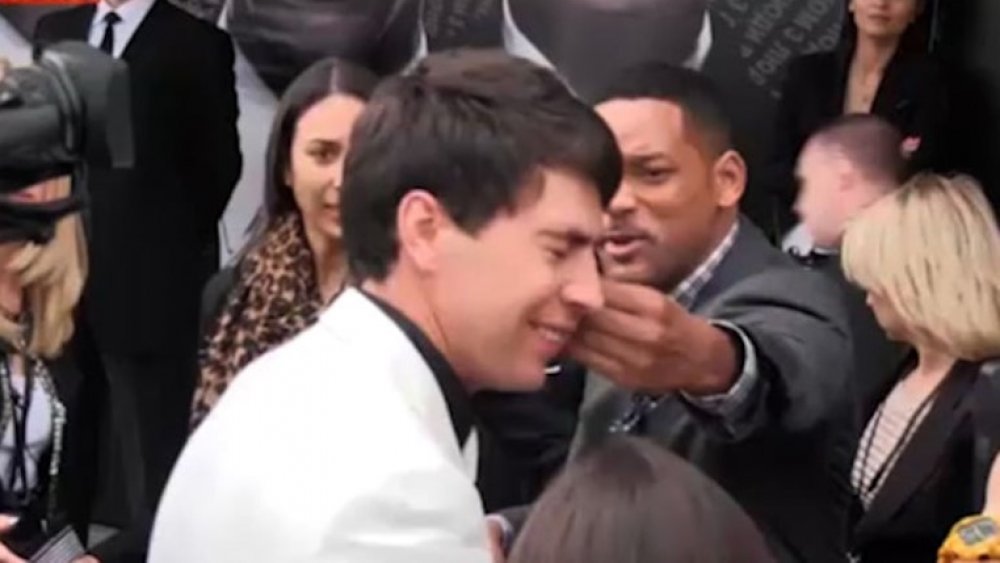 Vitalii Sediuk siendo abofeteado por Will Smith en la alfombra roja de Men in Black 3