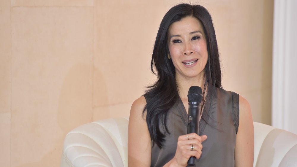 Lisa Ling hablando por un micrófono