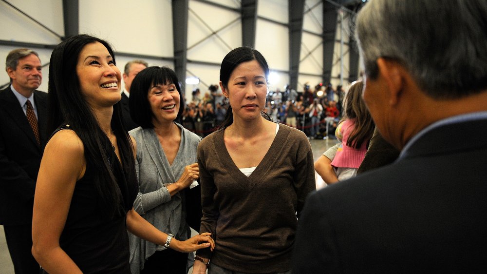 Lisa Ling, Mary Ling, Laura Ling, Doug Ling riéndose de un evento