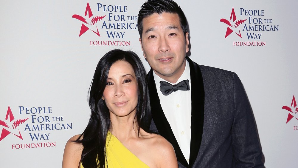 Lisa Ling posando con Paul Song en la alfombra roja 