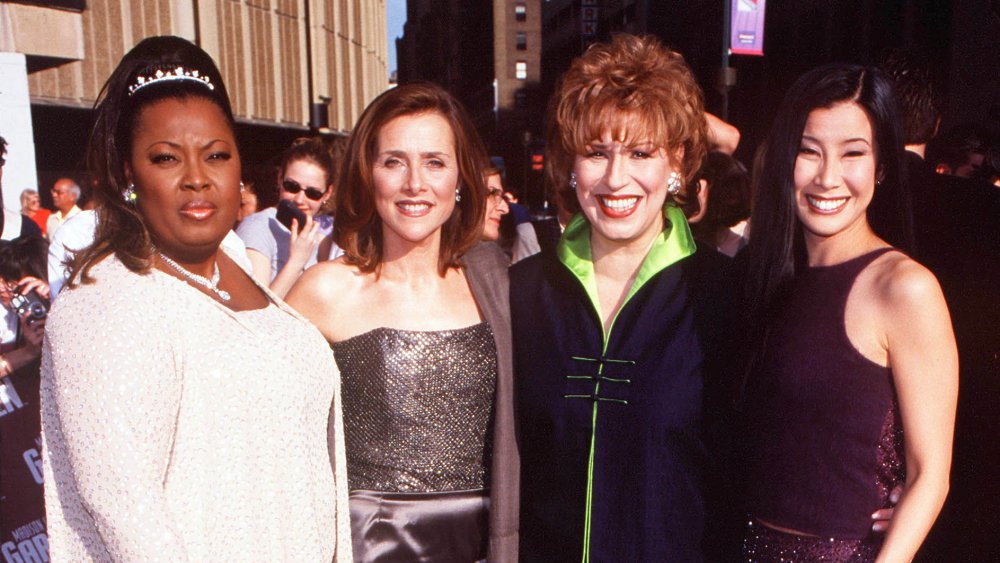 Star Jones, Meredith Vieira, Joy Behar y Lisa Ling posando en la alfombra roja