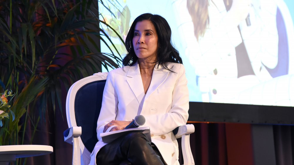 Lisa Ling en un panel, escuchando