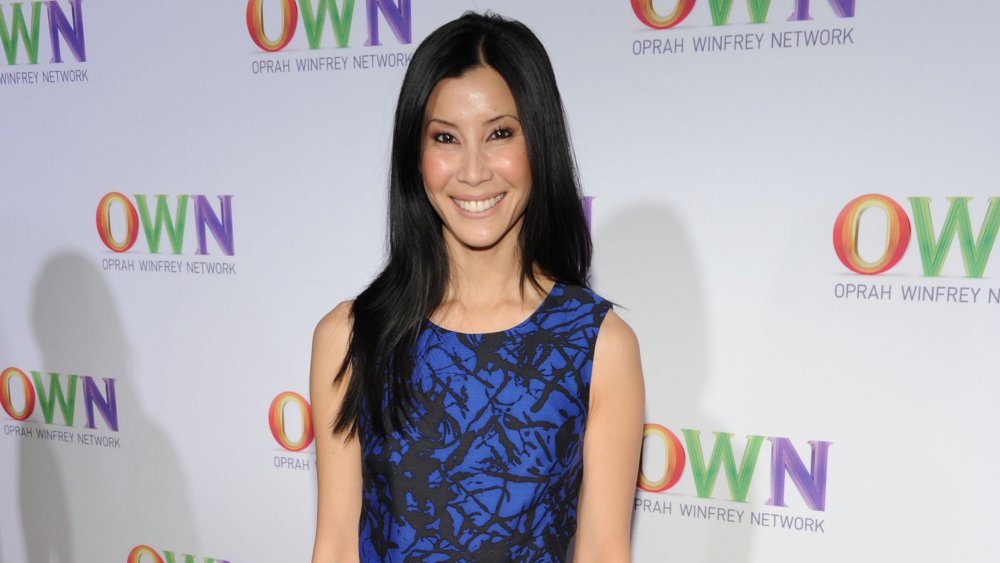 Lisa Ling con un vestido azul y negro frente a la pared PROPIA