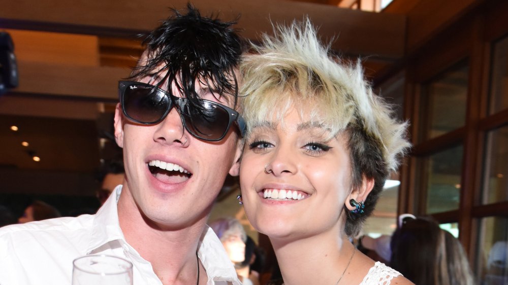 Paris Jackson con el pelo corto y rubio, sonriendo junto al entonces novio Michael Snoddy