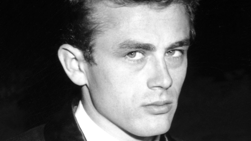 James Dean ceñudo en el estreno de Selena 