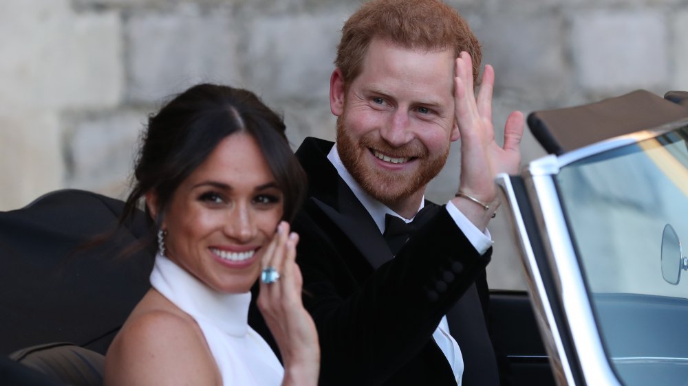 Meghan Markle, el príncipe Harry saludando en un automóvil antes de la recepción de su boda