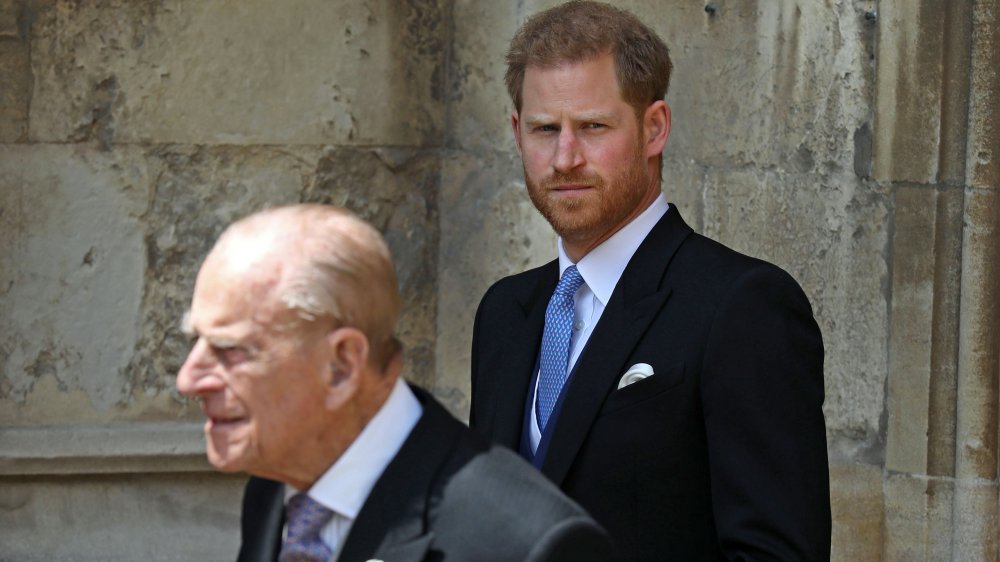 El Príncipe Felipe, el Príncipe Harry ambos mirando al sol