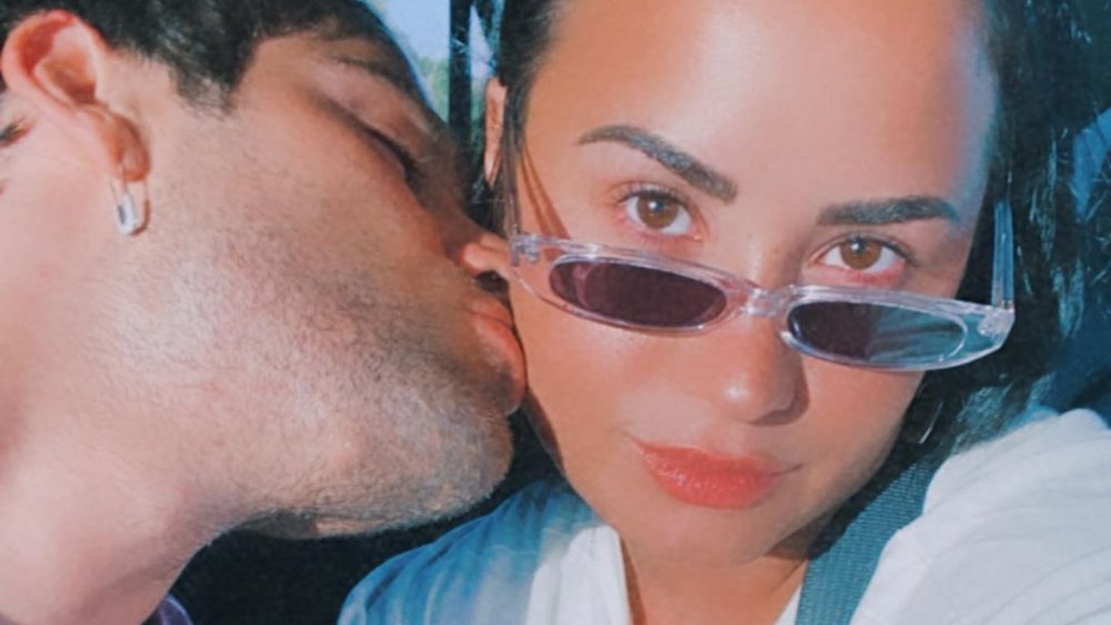 Max Ehrich y Demi Lovato besándose en una selfie en Instagram