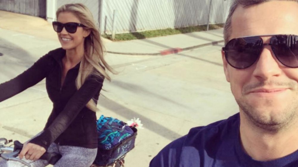 Christina Anstead y Ant Anstead andan en bicicleta en una selfie en Instagram