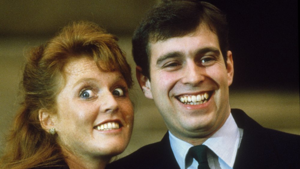 El príncipe Andrew, el duque de York y Sarah Ferguson fotografiados en el Palacio de Buckingham después del anuncio de su compromiso, Londres, 17 de marzo de 1986.