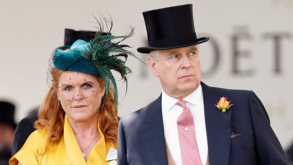 Sarah Ferguson, duquesa de York y el príncipe Andrew, duque de York asisten al día cuatro de Royal Ascot en el hipódromo de Ascot