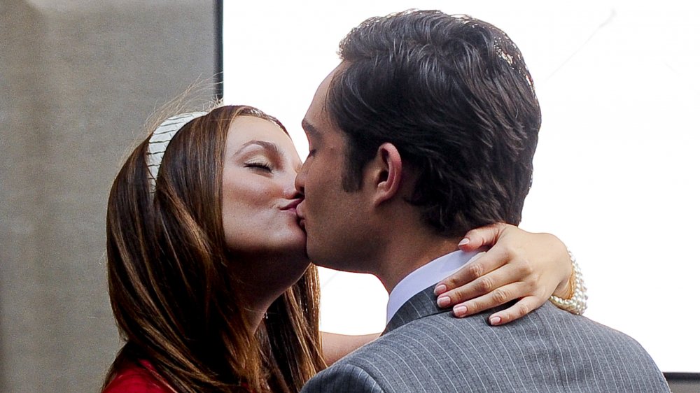 Leighton Meester y Ed Westwick besándose en una escena de Gossip Girl