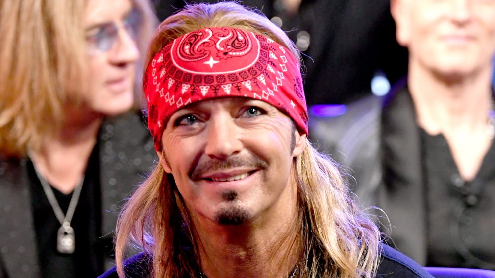 Bret Michaels sonriendo mientras usa su pañuelo característico