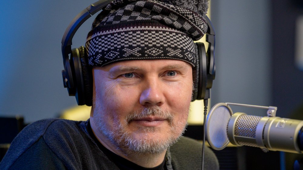 Bill Corgan con un gorro de invierno y auriculares 