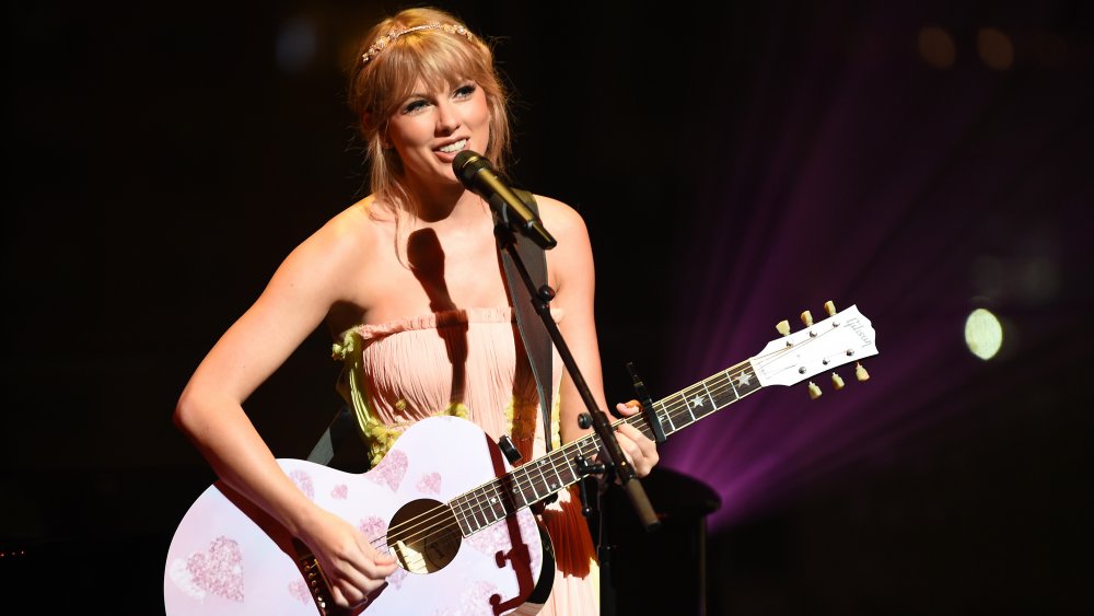 Taylor Swift actuando en la cena de gala de TIME 100 