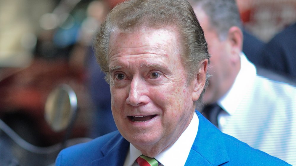 Regis Philbin en un traje azul claro y corbata a rayas multicolores, hablando