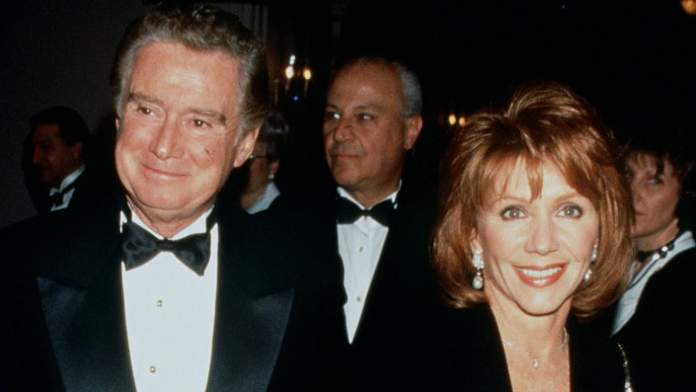 Regis Philbin y Joy Philbin en negro, sonriendo en un evento de corbata negra