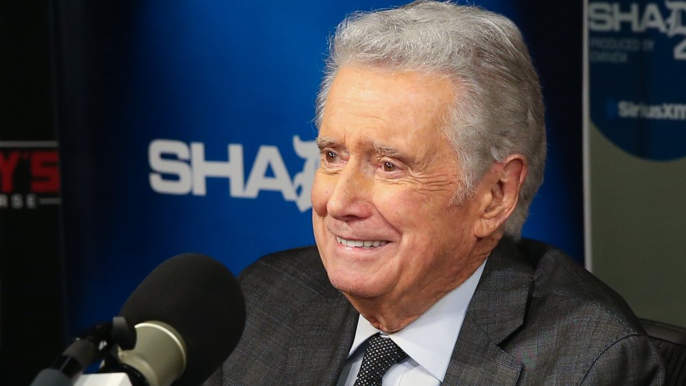 Regis Philbin sonriendo durante una entrevista sentada