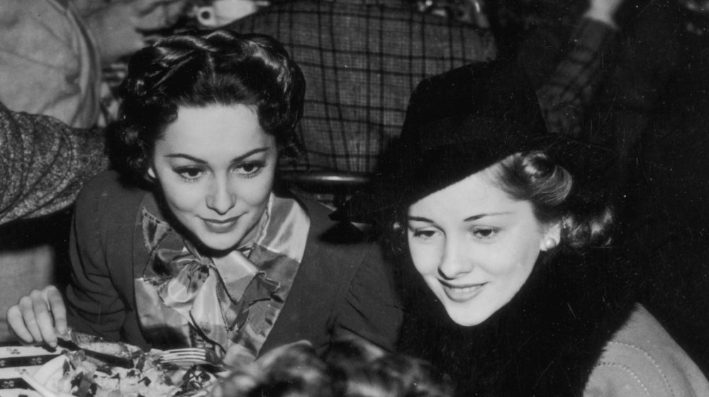 Foto en blanco y negro de Olivia de Havilland y su hermana Joan Fontaine