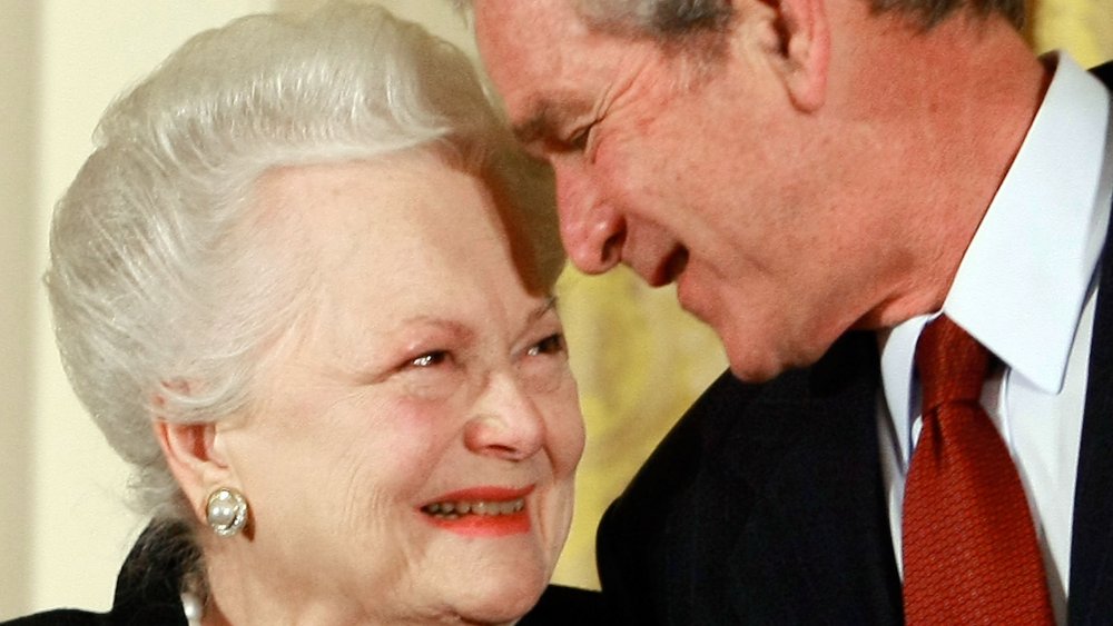 Olivia de Havilland, George W. Bush sonriendo y mirándose a los ojos