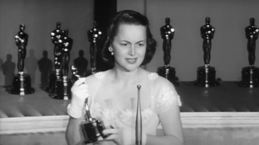 Olivia de Havilland aceptando uno de sus Oscar