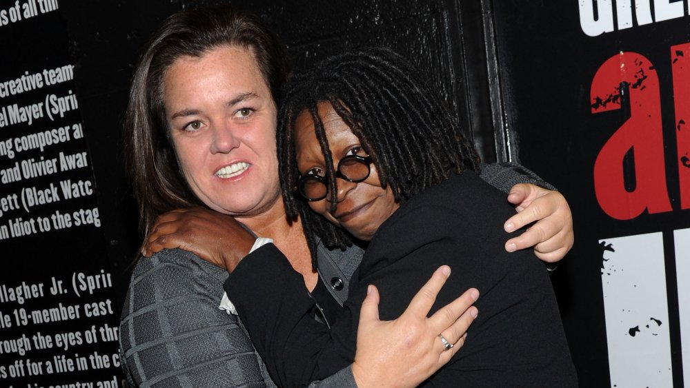 Rosie O'Donnell y Whoopi Goldberg abrazándose en la apertura de Broadway de American Idiot