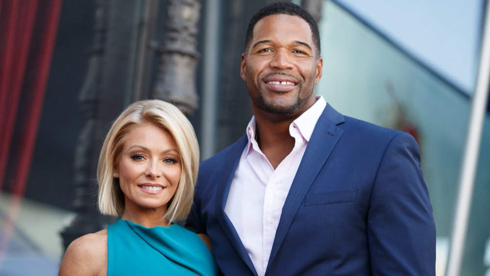 Kelly ripa y michael strahan en el paseo de la fama de hollywood