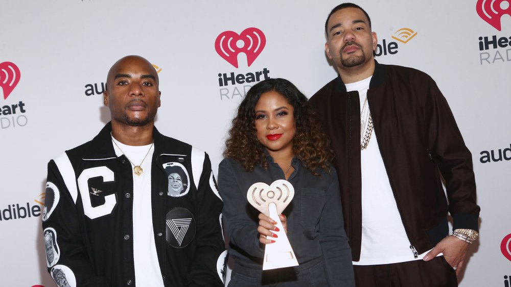 Charlamagne Tha God, Angela Yee y DJ Envy en los Premios iHeartRadio Podcast 2020