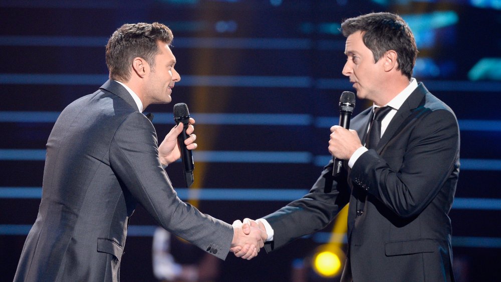 Ryan Seacrest, Brian Dunkleman estrechándose la mano durante el final de la temporada de despedida de American Idol 