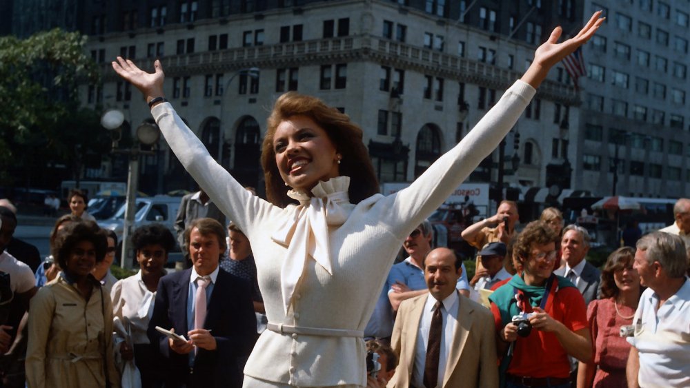 Vanessa Williams posando para reporteros en 1983