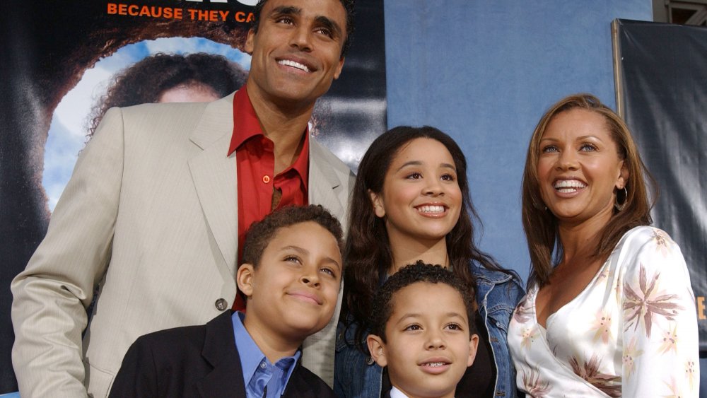     Rick Fox, Kyle Fox, Jillian Hervey, Devin Hervey y Vanessa Williams en el estreno de Holes