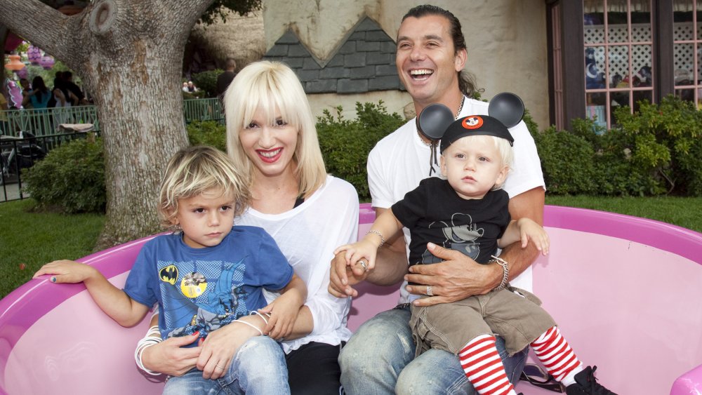 Gwen Stefani y Gavin Rossdale, sonriendo mientras están afuera con sus hijos