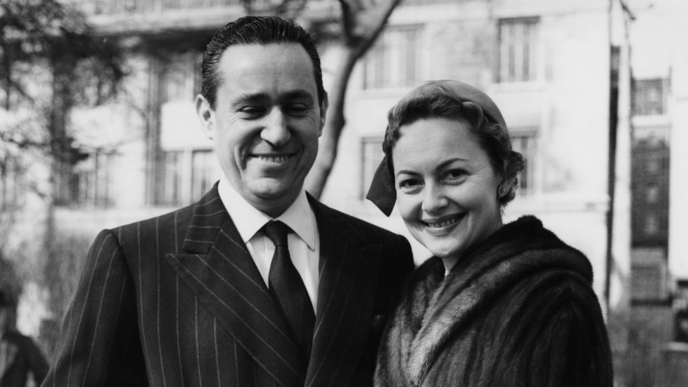 Pierre Galante y Olivia de Havilland sonriendo juntos antes de su boda de 1955