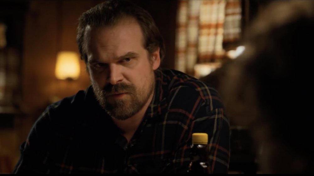 David Harbour como el detective Jim Hopper sobre Stranger Things