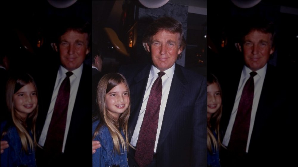 Una joven Ivanka Trump sonriendo con su padre, Donald Trump