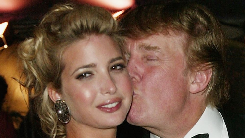 Donald Trump besando a Ivanka Trump en la mejilla