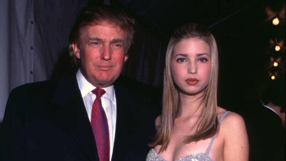 Donald Trump y una adolescente Ivanka Trump posando en los Grammys de 1998